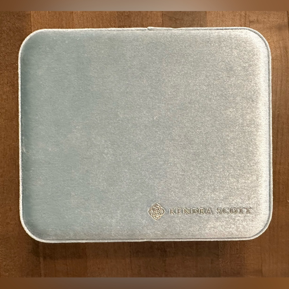 🩷 KENDRA SCOTT MATTIE VELVET JEWELRY BOX 🩷